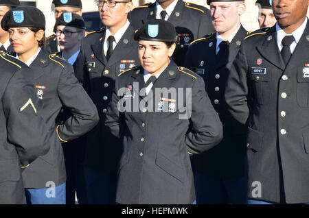 Pvt. Jennifer Sandoval, SOCIÉTÉ D, 31e bataillon du génie, est en formation en tant que son unité se prépare pour la fête de la famille. Sandoval est l'une des deux premières femmes de la réserve de l'Armée 12b set d'obtenir leur diplôme le 15 janvier à partir de Fort Leonard Wood, après quoi elle rentrera à son unité de 386Compagnie du Génie, Las Vegas, Nevada. 12B est l'identificateur de spécialités professionnelles militaires du génie de combat, un domaine qui jusqu'en 2015 n'était pas ouverte aux femmes. Les ingénieurs de combat effectuer les tâches de construction et de démolition au combat ou pendant le combat. (Photo de l'Armée/Dawn Arden) Première femme de la réserve de l'Armée 12b définie à Banque D'Images