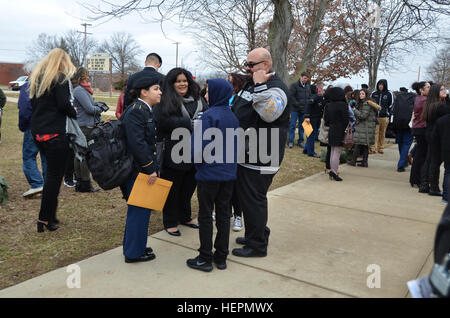 Pvt. Jennifer Sandoval, SOCIÉTÉ D, 31e bataillon du génie, avec sa famille, après avoir obtenu son diplôme de l'une unité de formation. Sandoval est l'une des deux premières femmes de la réserve de l'Armée 12b qui ont obtenu leur diplôme le 15 janvier à partir de Fort Leonard Wood. Elle retourne maintenant à son unité d'accueil de 386compagnie du génie, à Las Vegas. 12B est l'identificateur de spécialités professionnelles militaires du génie de combat, un domaine qui jusqu'en 2015 n'était pas ouverte aux femmes. Les ingénieurs de combat effectuer les tâches de construction et de démolition au combat ou pendant le combat. Première femme de la réserve de l'Armée 12bs graduate 160115-A-WU318-003 Banque D'Images