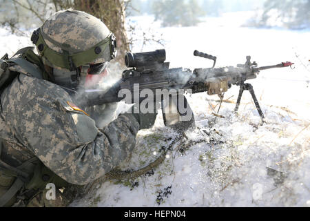 Un soldat américain de la Compagnie Bravo du 173e Bataillon de soutien de la Brigade, 173e Brigade aéroportée une mitrailleuse M249 tout en menant des opérations défensives simulé pendant l'exercice Allied Spirit IV à l'armée américaine dans le centre de préparation interarmées multinationale Hohenfels Domaine de formation, l'Allemagne, le 22 janvier 2016. Exercer l'esprit des alliés IV est une Europe de l'armée américaine-dirigé, 7e armée multinationale interarmées de commandement de formation menées à un exercice multinational qui est conçu pour préparer les forces en Europe pour l'exploitation d'ensemble par l'exercice de l'interopérabilité tactique et les tests des communications sécurisées au sein de l'OTAN, Al Banque D'Images