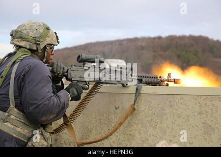 La CPS de l'armée américaine. Jason Robinson du 2e bataillon du 156e Régiment d'infanterie, la Garde nationale de la Louisiane une mitrailleuse M249 lors d'une opération de défense pendant l'exercice Allied Spirit IV à l'armée américaine dans le centre de préparation interarmées multinationale Hohenfels Domaine de formation, l'Allemagne, janv. 27, 2016. Exercer l'esprit des alliés IV est une Europe de l'armée américaine-dirigé, 7e armée multinationale interarmées de commandement de formation menées à un exercice multinational qui est conçu pour préparer les forces en Europe pour l'exploitation d'ensemble par l'exercice de l'interopérabilité tactique et les tests des communications sécurisées au sein de l'OTAN Banque D'Images