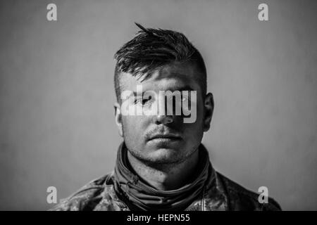 Le Sgt. Austin Drake, Fort Smith, Ark., native, et artilleur, 2ème Armored Brigade Combat Team, 1re Division blindée, pose pour une photo juste après avoir terminé un fonctionnement continu 96 heures suivi d'un 20-Mile Road mars à Fort Bliss, Texas, le 28 janvier 2016. Desert Warrior, la nouvelle classe de leadership en équipe dans l'armée, enseigne la façon de survivre et de combattre dans un environnement désertique. Les 17 jours de classe est la première école de l'armée des désert depuis la phase de l'École des Rangers du désert a été abandonnée en 1995. (U.S. Photo de l'armée par le sergent. Marcus Fichtl, 24e Camp de siège) fait face à la presse Banque D'Images