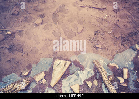 Close up aux couleurs rétro photo d'un lac gelé et abstrait d'arrière-plan avec copie espace. Banque D'Images