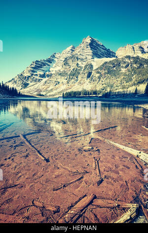 Maroon Bells tons Vintage reflète dans le lac gelé, Colorado, USA. Banque D'Images