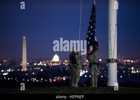 Pvt. Kaloni Alston (à droite), de la police militaire armée Soldat de Temple Hills, Maryland, avec la société MP 443rd du 200e commande MP, d'aider à sensibiliser le drapeau américain lors d'un matin détail, avec deux soldats en service actif à partir de la 289e compagnie MP, appartenant au 3e Régiment d'infanterie américaine (la vieille garde), au cours d'un partenariat de travail dans le district militaire de Washington, le 17 février. Ce programme pilote de partenariat a commencé au début de février, plaçant l'armée de soldats en service actif des commandes pour trois semaines tout en travaillant au Joint Base Myer-Henderson Hall, Fort Lesley J. McNair et Banque D'Images