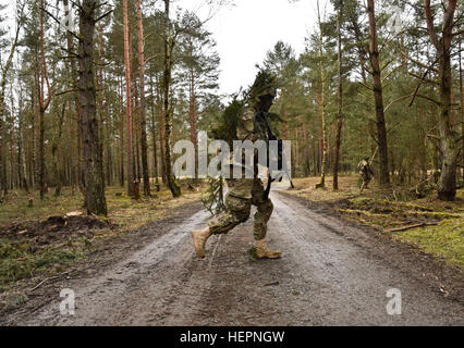 Un soldat affecté à Palehorse Troop, 4e Escadron, 2e régiment de cavalerie, traverse une route alors que le plan tactique de passer à son prochain objectif de l'équipe d'incendie au cours de leur exercice de tir réel à la zone d'entraînement Grafenwoehr, situé près de la Caserne de Rose, de l'Allemagne, le 24 février 2016. L'appareil utilisé cet exercice de mise à jour et la formation de leurs soldats en combat au sol tactique techniques tout en également des gammes de tir réel sur leur FGM-148 Javelin des missiles et leur système de canon mobile Stryker. (U.S. Photo de l'armée par le Sgt. William A. Tanner) 2d de Cavalerie Live-Fire (25386739155) Banque D'Images