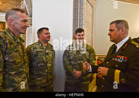 Le lieutenant général estonien Terras Riho (à droite), le commandant des Forces de défense, de discussions avec les principaux dirigeants de l'ARMÉE AMÉRICAINE, 2e et 3e escadrons du 2e régiment de cavalerie, lors d'une réception après l'indépendance de l'Estonie à Tallinn, Estonie, 24 février 2016. (Photo prise par le s. de l'armée américaine. Steven M. Colvin/libérés) Troupe de fer participe à l'indépendance estonienne Day Parade 160224-A-HO673-178 Banque D'Images