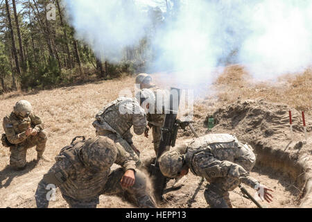 Parachutistes affectés au siège de l'entreprise et de l'Administration centrale, 1er Bataillon, 508th Parachute Infantry Regiment, 3e Brigade Combat Team, 82nd Airborne Division fire un système de mortier au cours d'un appel à l'exercice d'incendie à Camp Lejeune, en Caroline du Nord, le 3 mars 2016. (U.S. Photo de l'armée par le Sgt. Anthony Hewitt/libérés) blast parachutistes mortiers pour l'exercice 160303-A-YM156-057 Banque D'Images