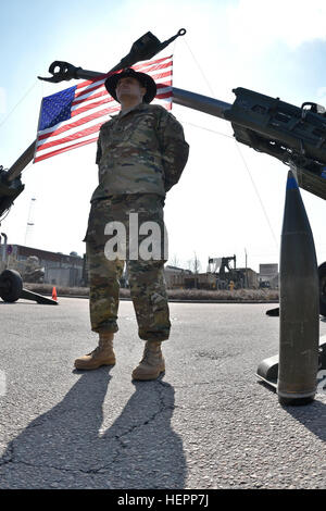 Le Sgt. Christian Marchand, un canon de l'équipage affectés à la batterie d'artillerie, Bravo, 2e escadron du régiment de cavalerie, se situe à parade reste devant son M777 de l'unité d'affichage statique au cours de 2e Escadron s'Bataille d'abscisse 73 commémoration cérémonie à la caserne de Rose, de l'Allemagne, le 11 mars 2016. L'événement a été à l'occasion de la célébration du 25e anniversaire de l'unité historique de l'opération Tempête du désert la victoire et commémoré l'histoire des plus anciens régiments de cavalerie dans l'armée des États-Unis. (U.S. Photo de l'armée par le Sgt. William A. Tanner) 2CR commémore le 25e anniversaire de la Banque D'Images