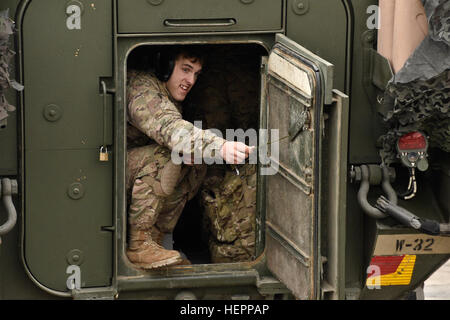 Un soldat affecté à Reaper Troop, 4e Escadron, 2e régiment de cavalerie, ferme la trappe située sur son unité's M1134-missiles antichar véhicule avant de partir à la plage pour l'escadron sur l'exercice de tir réel à la zone d'entraînement Grafenwoehr, situé près de la Caserne de Rose, de l'Allemagne, le 15 mars 2016. Le but de l'exercice de tir réel était d'aider à valider la mission du régiment de plates-formes de commande tout en menant une activité d'entraînement de synthèse qui comprend un passage de circulation pour manoeuvrer les capacités. (U.S. Photo de l'armée par le Sgt. William A. Tanner) Reaper Troop, 2CR effectue un tir réel du véhicule Banque D'Images