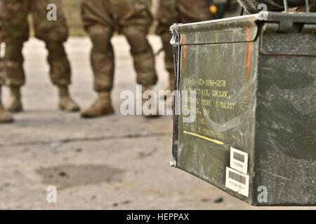 Un soldat affecté à Reaper Troop, 4e Escadron, 2e régiment de cavalerie, porte un fort de grenade smoke screening simulation projectiles tout en se préparant à partir à la plage durant l'escadron sur l'exercice de tir réel à la zone d'entraînement Grafenwoehr, situé près de la Caserne de Rose, de l'Allemagne, le 15 mars 2016. Le but de l'exercice de tir réel était d'aider à valider la mission du régiment de plates-formes de commande tout en menant une activité d'entraînement de synthèse qui comprend un passage de circulation pour manoeuvrer les capacités. (U.S. Photo de l'armée par le Sgt. William A. Tanner) Reaper Troop, 2CR procède à un véhicule liv Banque D'Images