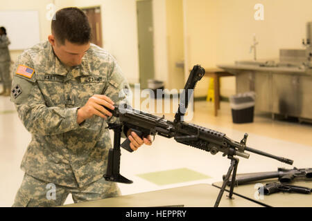 4 avril 2016 - LE SGT. Scott Hart, 483rd bataillon de transport, assemble une mitrailleuse M249 lors d'un 'Mystère' de l'événement à la 79e Commandement de soutien Soutien Concours meilleur guerrier à Fort Lewis, Washington Les concurrents font face à la fois physiquement et mentalement les événements au niveau de la division, et le junior s'est enrôlé et non-officier commisioned gagnant sera l'avance à l'US Army Reserve Command meilleur guerrier. Photo de l'Armée américaine par la CPS Timothy Armes Yao Assemblée générale 160408-A-KJ871-404 Banque D'Images