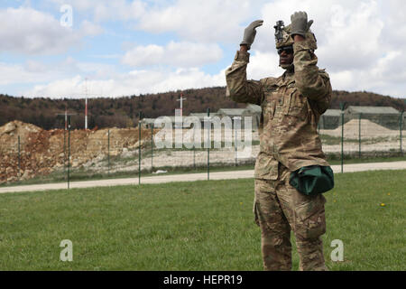 Un soldat américain de la Compagnie Charlie, 3e Bataillon, 227e Régiment d'aviation' 'Spearhead guides au sol l'hélicoptère UH-60 tout en menant des opérations de charge sabre au cours de l'exercice à la sortie 16 de l'armée américaine multinationale interarmées (Centre de préparation) JMRC en Hohenfels, Allemagne, le 13 avril 2016. Sortie 16 Sabre de l'armée américaine est la 173e Brigade aéroportée de l'Europe centre de formation de combat de l'exercice de certification, qui aura lieu à l'JMRC en Hohenfels, Allemagne, Mars 31-avr. 24, 2016. L'exercice est conçu pour évaluer le niveau de préparation de l'Armée de l'Europe pour mener des brigades de combat terrestre unifiée op Banque D'Images