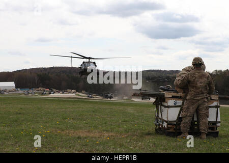 Les soldats de la Compagnie Charlie, 3e Bataillon, 227e Régiment d'aviation 'Spearhead' se préparent à mener la charge sous élingue avec un hélicoptère UH-60 Black Hawk Junction 16 Sabre au cours de l'exercice de l'Armée américaine à l'état de préparation interarmées multinationale Centre (JMRC) dans Hohenfels, Allemagne, le 13 avril 2016. Sortie 16 Sabre de l'armée américaine est la 173e Brigade aéroportée de l'Europe centre de formation de combat de l'exercice de certification, qui aura lieu à l'JMRC en Hohenfels, Allemagne, Mars 31-avr. 24, 2016. L'exercice est conçu pour évaluer le niveau de préparation de l'Armée de l'Europe pour mener des brigades de combat unified l Banque D'Images