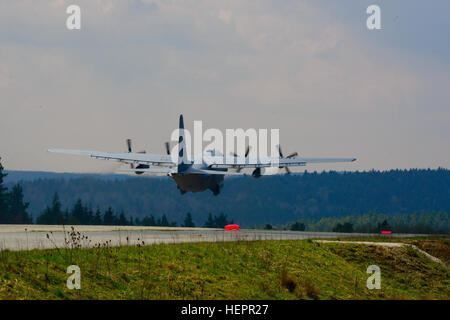 Un avion Hercules C 130, exploité par les aviateurs du 321e Escadron tactique spéciale hors de la station de la Royal Air Force dans le Suffolk, Angleterre, décolle de l'atterrissage Décollage court, à la 7e armée du commandement multinational interarmées Hohenfels Domaine de formation, l'Allemagne, le 14 avril 2016, lors de l'exercice Sabre la sortie 16. Sortie 16 Sabre de l'armée américaine est la 173e Brigade aéroportée de l'Europe centre de formation de combat de l'exercice de certification, qui aura lieu au Centre de préparation interarmées multinationale à Hohenfels, Allemagne, Mars 31-avr. 24, 2016. L'exercice a pour but d'évaluer l'readines Banque D'Images