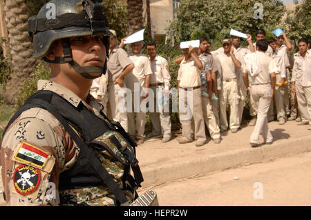 Un soldat du 4e Bataillon, 22e Brigade, 6e Division de l'armée irakienne fournit la sécurité lors d'une mission de rassembler des documents de membres du Gazaliyah tuteurs dans le district Gazaliyah, Bagdad, l'Iraq le 18 septembre 2008. Cette mission fait partie de la prise de contrôle des gouvernements irakiens de la région Fils de l'Iraq. Également sur place pour assurer la sécurité des États-Unis étaient des soldats de troupe Alpha, 1er Escadron, 75e de cavalerie, 2e Brigade Combat Team, la 101e Division aéroportée. Le Gouvernement iraquien assume le contrôle de Sons of Iraq 117573 Banque D'Images