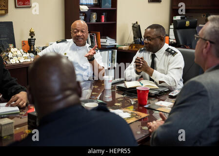 Le Sgt commande. Le major Craig Owens (gauche), senior advisor, enrôlé et le général de Phillip Churn, général commandant de la 200e commande de la Police militaire, rencontrer les hauts dirigeants de l'administration des douanes et de la protection des frontières nationales du recrutement de première ligne, commande pour une discussion sur les carrières disponibles pour des soldats de la réserve de l'armée américaine, le 15 avril, au siège de député, à Fort Meade, Maryland. (U.S. Army photo par le Sgt. Michel Sauret) Protéger la frontière de l'intérieur 160415-A-TI382-046 Banque D'Images