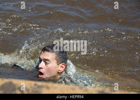 Un Ranger de l'armée américaine participe à la natation et à d'autres défis à Victory Pond lors de la 33e compétition annuelle du meilleur Ranger à Fort Benning, en Géorgie, le 17 avril 2016, faisant des essais physiques, capacités mentales et techniques. Banque D'Images