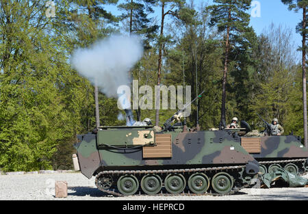 Troopers du 5e Escadron, 7e régiment de cavalerie fire 120 mm de mortier sur la zone d'entraînement Grafenwoehr, Allemagne Le 20 avril dans le cadre d'un programme de formation et d'évaluation de mortier pour se préparer à exercer Anakonda 16. Anakonda 16 est un exercice dirigé par-polonaise ayant lieu en Pologne du 7 au 17 juin avec plus de 25 000 participants de 24 nations, le soutien de la qualité et des mesures de dissuasion en faisant preuve de capacités de défense à déployer, de la masse et de soutenir la lutte contre le pouvoir. 5-7 CAV mortiers pousses en préparation pour Anakonda 16 160420-A-CY863-006 Banque D'Images