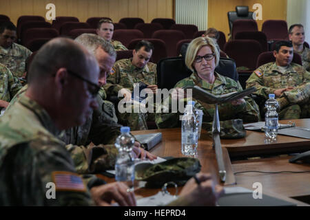 Un soldat américain du 18e Bataillon de soutien logistique du combat se lit un exposé pour les soldats sur les événements de rotation de jonction Sabre 2016 tout en menant une analyse après action Sabre au cours de l'exercice à la sortie 16 de l'armée américaine multinationale interarmées (Centre de préparation) JMRC en Hohenfels, Allemagne, le 20 avril 2016. Sortie 16 Sabre de l'armée américaine est la 173e Brigade aéroportée de l'Europe centre de formation de combat de l'exercice de certification, qui aura lieu à l'JMRC en Hohenfels, Allemagne, Mars 31-avr. 24, 2016. L'exercice est conçu pour évaluer le niveau de préparation de l'Armée de l'Europe pour mener des brigades de combat Banque D'Images