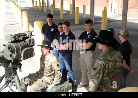 Les Cadets de l'école secondaire du sud-est de Bulloch Réserve Junior Officers Training Corps observer comme un soldat du 6e Escadron, 8e régiment de cavalerie, l'équipe de combat de la 2e Brigade d'infanterie, 3ème Division d'infanterie montre comment utiliser un lanceur de missiles anti-char, 21 avril 2016 à Fort Stewart, Ga. Soldats de 6-8 Cav. visites les cadets à Fort Stewart aux guerriers à pied, le Centre de formation virtuel, spartiate de la salle à manger, et un affichage de l'équipement et les véhicules. (U.S. Photo de l'armée par le Sgt. Chris Jackson / Relâché) SE Bulloch High School visites JROTC Fort Stewart 160421-A-UM828-003 Banque D'Images