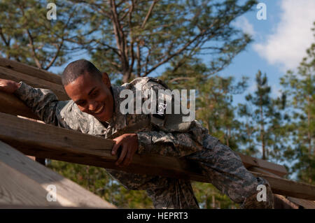 Les soldats de la réserve de l'armée américaine participent au cours d'obstacles d'assaut aérien à la compétition Best Warrior à Fort Bragg pour évaluer les sous-officiers et les membres du personnel d'engagement subalterne pour la représentation de la réserve de l'armée. Banque D'Images