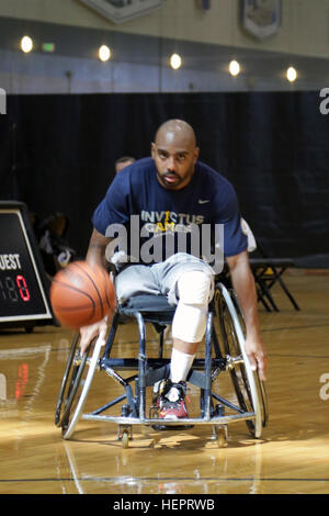 Le sergent de l'armée américaine. Delvin Maston effectue alors que les exercices de formation pour soutenir la concurrence dans l'événement de basket-ball en fauteuil roulant pour l'équipe des États-Unis à l'Invictus 2016 Jeux. Jones, un fantassin de l'armée, est un athlète de Birmingham, Ala., actuellement en poste à l'unité de transition guerrier, Fort Sam Houston, au Texas. Il est l'un des soldat de l'armée et des anciens combattants 35 athlètes représentant l'équipe des Etats-Unis au cours de l'Invictus de 2010 à Orlando, Floride, du 8 au 12 mai. Invictus Games, un tournoi sportif adapté des blessés, des malades et des blessés militaires et anciens combattants, dispose d'environ 500 athlètes militaires de 15 cou Banque D'Images