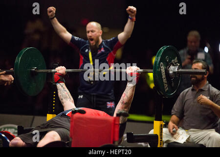 Une mise en concurrence dans le powerlifter 2016 Invictus Games, HP Field House, ESPN Wide World of Sports, Orlando, Floride, Mai 9,2016. L'Invictus Games sont une compétition sportive qui a été créé par le prince Harry du Royaume-Uni, après avoir été inspiré par les jeux de guerrier du DoD. Cet événement réunira des blessés, malades et blessés militaires et anciens combattants de 15 pays pour des événements y compris : tir à l'arc, randonnée à vélo, l'aviron, la dynamophilie, le volleyball assis, natation, athlétisme, basket-ball en fauteuil roulant, la course en fauteuil roulant, rugby en fauteuil roulant et tennis en fauteuil roulant. 115 athlètes américains Banque D'Images