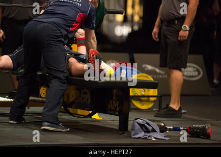 Une mise en concurrence dans le powerlifter 2016 Invictus Games, HP Field House, ESPN Wide World of Sports, Orlando, Floride, Mai 9,2016. L'Invictus Games sont une compétition sportive qui a été créé par le prince Harry du Royaume-Uni, après avoir été inspiré par les jeux de guerrier du DoD. Cet événement réunira des blessés, malades et blessés militaires et anciens combattants de 15 pays pour des événements y compris : tir à l'arc, randonnée à vélo, l'aviron, la dynamophilie, le volleyball assis, natation, athlétisme, basket-ball en fauteuil roulant, la course en fauteuil roulant, rugby en fauteuil roulant et tennis en fauteuil roulant. 115 athlètes américains Banque D'Images