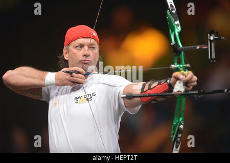 Nicolas Meunier de l'équipe du Canada participe à la finale du tir à l'Invictus 2016 Jeux à l'ESPN Wide World of Sports, Orlando, en Floride, le 9 mai 2016. L'Invictus Games sont une compétition sportive qui a été créé par le prince Harry du Royaume-Uni, après avoir été inspiré par les jeux de guerrier du DoD. Cet événement réunira des blessés, malades et blessés militaires et anciens combattants de 15 pays pour des événements y compris : tir à l'arc, randonnée à vélo, l'aviron, la dynamophilie, le volleyball assis, natation, athlétisme, basket-ball en fauteuil roulant, la course en fauteuil roulant, rugby en fauteuil roulant et wheelch Banque D'Images