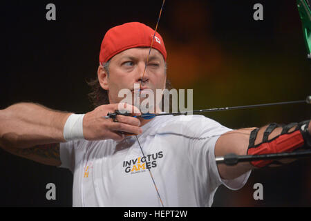 Nicolas Meunier de l'équipe du Canada participe à la finale du tir à l'Invictus 2016 Jeux à l'ESPN Wide World of Sports, Orlando, en Floride, le 9 mai 2016. L'Invictus Games sont une compétition sportive qui a été créé par le prince Harry du Royaume-Uni, après avoir été inspiré par les jeux de guerrier du DoD. Cet événement réunira des blessés, malades et blessés militaires et anciens combattants de 15 pays pour des événements y compris : tir à l'arc, randonnée à vélo, l'aviron, la dynamophilie, le volleyball assis, natation, athlétisme, basket-ball en fauteuil roulant, la course en fauteuil roulant, rugby en fauteuil roulant et wheelc Banque D'Images