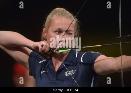 La CPS de l'armée américaine. Chasity Kuczer de nous l'équipe participe à la finale du tir à l'Invictus 2016 Jeux à l'ESPN Wide World of Sports, Orlando, en Floride, le 9 mai 2016. L'Invictus Games sont une compétition sportive qui a été créé par le prince Harry du Royaume-Uni, après avoir été inspiré par les jeux de guerrier du DoD. Cet événement réunira des blessés, malades et blessés militaires et anciens combattants de 15 pays pour des événements y compris : tir à l'arc, randonnée à vélo, l'aviron, la dynamophilie, le volleyball assis, natation, athlétisme, basket-ball en fauteuil roulant, la course en fauteuil roulant, rugby en fauteuil roulant et Banque D'Images