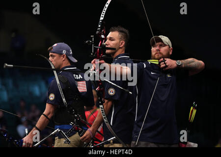 U.s. Air Force Tech Sgt. Benjamin Koren, vise la cible au cours de l'équipe arc classique débutant pour la médaille de bronze de la compétition de tir à l'ancien combattant de l'Armée avec ses coéquipiers et de l'Armée de Robbie Gaupp Sgt. Première classe (ret.) Joshua Lindstrom, remportant une médaille de bronze pour l'équipe des États-Unis à l'Invictus 2016 Jeux. Ils sont trois des 115 lieux d'actifs et anciens athlètes représentant l'équipe des Etats-Unis au cours de l'Invictus de 2010 à Orlando, Floride, du 8 au 12 mai. Invictus Games, un tournoi sportif adapté des blessés, des malades et des blessés militaires et anciens combattants, dispose d'environ 500 militaires ath Banque D'Images