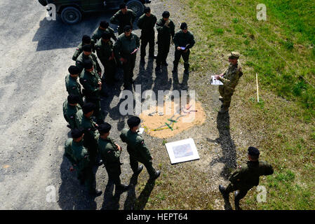 Un soldat américain, affecté à la 173e Brigade aéroportée, donne une brève de soldats polonais, affecté à la 34e Brigade de cavalerie d'armure, au cours de l'Europe forte Défi du réservoir (CEEC), à la 7e armée du commandement multinational interarmées d'entraînement Grafenwoehr, Grafenwoehr, Allemagne, le 10 mai 2016. La Commission nationale de l'économie est organisée conjointement par l'Europe de l'armée américaine et l'armée allemande, 10-13 mai 2016. Le concours est conçu pour favoriser le partenariat militaire tout en favorisant l'interopérabilité de l'OTAN. Sept pelotons de six pays de l'OTAN sont en compétition dans la commission nationale de l'économie - le premier réservoir de multinationales à Grafenwoehr défi je Banque D'Images