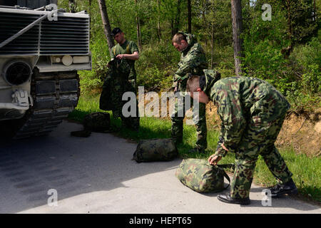 Soldats polonais, affecté à la 34e Brigade de cavalerie d'armure, don leur Mission-Oriented Posture de protection (MOPP) dans le cadre de la substance chimique, biologique, radiologique et nucléaire, de l'événement au cours de l'Europe forte Défi du réservoir (CEEC), à la 7e armée du commandement multinational interarmées d'entraînement Grafenwoehr, Grafenwoehr, Allemagne, le 10 mai 2016. La Commission nationale de l'économie est organisée conjointement par l'Europe de l'armée américaine et l'armée allemande, 10-13 mai 2016. Le concours est conçu pour favoriser le partenariat militaire tout en favorisant l'interopérabilité de l'OTAN. Sept pelotons de six pays de l'OTAN sont en compétition dans la commission nationale de l'économie - t Banque D'Images