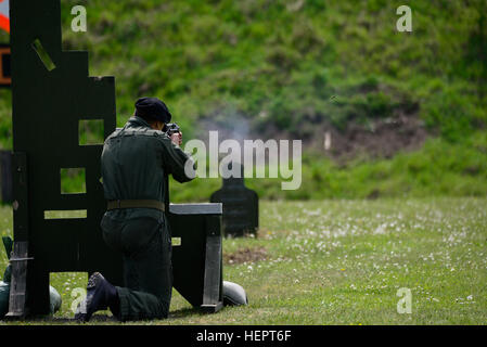 Un soldat polonais, affecté à la 34e Brigade de cavalerie d'armure, les incendies un PM-84 Glauberyt, dans le cadre de l'Europe forte Défi du réservoir (CEEC), à la 7e armée du commandement multinational interarmées d'entraînement Grafenwoehr, Grafenwoehr, Allemagne, le 10 mai 2016. La Commission nationale de l'économie est organisée conjointement par l'Europe de l'armée américaine et l'armée allemande, 10-13 mai 2016. Le concours est conçu pour favoriser le partenariat militaire tout en favorisant l'interopérabilité de l'OTAN. Sept pelotons de six pays de l'OTAN sont en compétition dans la commission nationale de l'économie - le premier défi à Grafenwoehr réservoir multinationales dans 25 ans. Pour plus de photos, vidéos et sto Banque D'Images