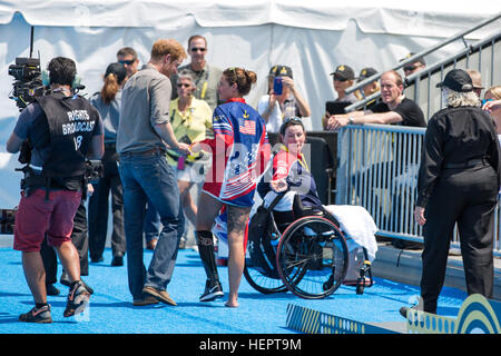 Elizabeth Marks, États-Unis, le prince Harry donne sa médaille après la cérémonie des médailles au cours de l'Invictus, 2016 Jeux ESPN Wide World of Sports, Orlando, Floride, le 11 mai 2016. L'Invictus Games sont une compétition sportive qui a été créé par le prince Harry du Royaume-Uni, après avoir été inspiré par les jeux de guerrier du DoD. Cet événement réunira des blessés, malades et blessés militaires et anciens combattants de 15 pays pour des événements y compris : tir à l'arc, randonnée à vélo, l'aviron, la dynamophilie, le volleyball assis, natation, athlétisme, basket-ball en fauteuil roulant, la course en fauteuil roulant, roue Banque D'Images