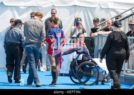 Elizabeth Marks, États-Unis, le prince Harry donne sa médaille après la cérémonie des médailles au cours de l'Invictus, 2016 Jeux ESPN Wide World of Sports, Orlando, Floride, le 11 mai 2016. L'Invictus Games sont une compétition sportive qui a été créé par le prince Harry du Royaume-Uni, après avoir été inspiré par les jeux de guerrier du DoD. Cet événement réunira des blessés, malades et blessés militaires et anciens combattants de 15 pays pour des événements y compris : tir à l'arc, randonnée à vélo, l'aviron, la dynamophilie, le volleyball assis, natation, athlétisme, basket-ball en fauteuil roulant, la course en fauteuil roulant, roue Banque D'Images