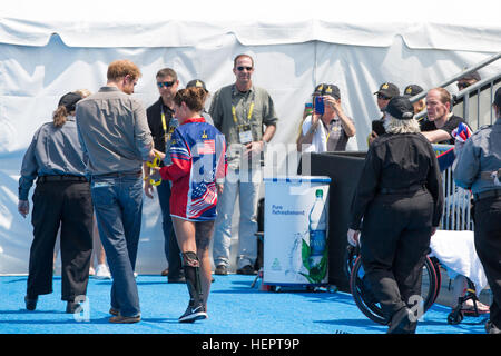 Elizabeth Marks, États-Unis, le prince Harry donne sa médaille après la cérémonie des médailles au cours de l'Invictus, 2016 Jeux ESPN Wide World of Sports, Orlando, Floride, le 11 mai 2016. L'Invictus Games sont une compétition sportive qui a été créé par le prince Harry du Royaume-Uni, après avoir été inspiré par les jeux de guerrier du DoD. Cet événement réunira des blessés, malades et blessés militaires et anciens combattants de 15 pays pour des événements y compris : tir à l'arc, randonnée à vélo, l'aviron, la dynamophilie, le volleyball assis, natation, athlétisme, basket-ball en fauteuil roulant, la course en fauteuil roulant, roue Banque D'Images