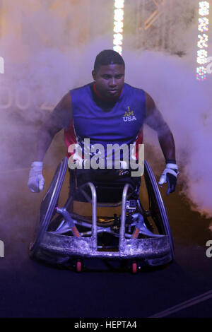 Vétéran de l'armée américaine entre dans l'arène principale Ryan au début de la demi-finale de la compétition de rugby en fauteuil roulant, jouant pour l'équipe des États-Unis à l'Invictus 2016 Jeux. Major est l'un des 113 lieux d'actifs et anciens athlètes représentant l'équipe des Etats-Unis au cours de l'Invictus de 2010 à Orlando, Floride, du 8 au 12 mai. Invictus Games, un tournoi sportif adapté des blessés, des malades et des blessés militaires et anciens combattants, dispose d'environ 500 athlètes militaires de 14 pays en compétition de tir à l'arc, randonnée à vélo, l'aviron, la dynamophilie, le volleyball assis, natation, athlétisme, lor Banque D'Images