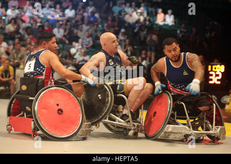 Anciens combattants du Corps des Marines américain Anthony Rios et Jorge Salazar jouer la défense contre l'Australie de l'équipe au cours de la demi-finale de la compétition de rugby en fauteuil roulant, jouant pour l'équipe des États-Unis à l'Invictus 2016 Jeux. Elles sont deux de service actif et de 113 athlètes vétérans représentant l'équipe des Etats-Unis au cours de l'Invictus de 2010 à Orlando, Floride, du 8 au 12 mai. Invictus Games, un tournoi sportif adapté des blessés, des malades et des blessés militaires et anciens combattants, dispose d'environ 500 athlètes militaires de 14 pays en compétition de tir à l'arc, randonnée à vélo, l'aviron, dynamophilie, assis volley Banque D'Images