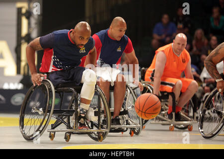 Le sergent de l'armée américaine. Delvin Maston chasse vers le bas une balle lâche pendant le match de demi-finale de la compétition de basket-ball en fauteuil roulant, l'obtention d'une place dans l'or pour l'équipe des États-Unis à l'Invictus 2016 Jeux. Maston est l'un des 113 lieux d'actifs et anciens athlètes représentant l'équipe des Etats-Unis au cours de l'Invictus de 2010 à Orlando, Floride, du 8 au 12 mai. Invictus Games, un tournoi sportif adapté des blessés, des malades et des blessés militaires et anciens combattants, dispose d'environ 500 athlètes militaires de 14 pays en compétition de tir à l'arc, randonnée à vélo, l'aviron, dynamophilie, assis volleyba Banque D'Images