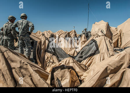 Des soldats de la Garde nationale de Californie, siège du 224e Brigade de soutien commencer la tâche monumentale d'ériger l'état de l'art système de poste de commandement intégré standard lors de leur événement annuel de formation 2016 à Camp Roberts, le 16 mai. Installé dans un immense 6 000 pieds carrés à assemblage rapide déploiement d'abris, le complexe tente offrira un centre de contrôle opérationnel entièrement capable de suivre chacun des actifs de la brigade et de son mouvement à travers l'état. (U.S. Photo de l'armée par le sergent. Melissa Wood/libérés) 224e Brigade atteigne le maximum de soutien o Banque D'Images