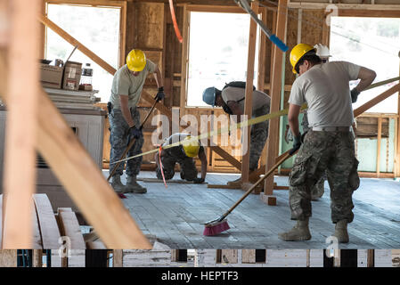 Les soldats de la 315e compagnie de construction verticale Ingénieur non seulement construire ; ils balaient et mesurer la parole au Camp Roberts, Californie, le 16 mai. La Garde Nationale de Californie a été chargé de rénover les bâtiments initialement conçu pour accueillir la seconde guerre mondiale et guerre de Corée soldats au Camp Roberts. (U.S. Photo de l'armée par la CPS. Brandan Zachery/libérés) Building a future, la réparation de la perte de l'histoire, 315e entreprise de construction verticale Ingénieur rénove le vieillissement des immeubles sur Camp Roberts 160516-A-SC040-002 Banque D'Images
