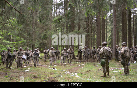 Troopers du 5e Escadron, 7e régiment de cavalerie de mener une répétition générale le 17 mai, qui se préparent à commencer la force contre force combinée de résoudre VI à Hohenfels, Allemagne. Résoudre combiné VI est un escadron d'action décisive au niveau de rotation au centre de préparation interarmées multinationale peut 5-25 c'est l'escadron de cavalerie sur la formation ainsi que des tâches de reconnaissance. (Photo par le Major Randy Prêt) de l'escadron de cavalerie de peinture de guerre aiguise les compétences combinées à résoudre (Image 1 de 5) 160517-A-CY863-161 Banque D'Images