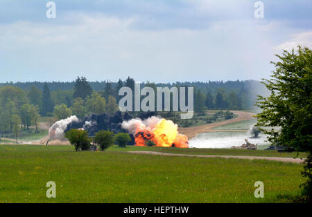 Des soldats du 10e bataillon du génie, 1st Armored Brigade Combat Team, 3e Division d'infanterie, utiliser une ligne de déminage pour franchir un obstacle pendant leur artillerie Tableau XII à Grafenwoehr Domaine de formation, l'Allemagne le 19 mai. L'MICLIC est tiré depuis un véhicule blindé M1 Breacher et efface une voie à travers l'obstacle pour le reste du peloton pour traverser en toute sécurité. Sur la table de tir de qualification certifie le peloton et les prépare à exercer Anakonda 16 qui se tiendra en Pologne du 7 au 17 juin. Anakonda est un exercice dirigée par la Pologne qui comprendra plus de 25 000 participants de 24 nations, suppor Banque D'Images