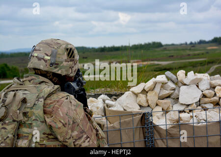 Un soldat du 10e bataillon du génie, 1st Armored Brigade Combat Team, 3ème Division d'infanterie s'engage dans une cible au cours d'artillerie Tableau XII à Grafenwoehr Domaine de formation, l'Allemagne le 19 mai. Les pelotons sont sur la table de tir pour être certifié et préparé pour exercer Anakonda 16 qui se tiendra en Pologne du 7 au 17 juin. Anakonda est un exercice dirigée par la Pologne qui comprendra plus de 25 000 participants de 24 nations, le soutien de la qualité et des mesures de dissuasion en faisant preuve de capacités de défense à déployer, de la masse et de soutenir la lutte contre le pouvoir. (Photo par le Major Randy prêt) Tir Tir Ingénieurs Tableau XI Banque D'Images