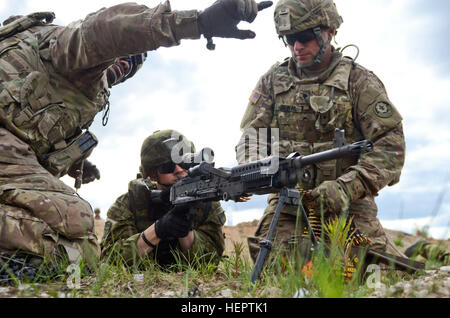 Un soldat de l'Armée se prépare à un feu de l'ARMÉE AMÉRICAINE M240B machine gun pendant un exercice de tir réel interarmes au secteur d'entraînement de la tapa, l'Estonie, le 19 mai 2016. (U.S. Photo de l'armée par le sergent. Steven M. Colvin/relâché), l'Estonie soldats font du bruit 160519-A-HO673-069 Banque D'Images