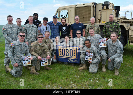 USO Tour VIP, le général Frank J. Grass, chef de la Garde nationale Bureau de l'United States et le général roumain Nicolae Ciuca, général commandant la Chef du personnel après l'USO Show avec les Cadets de l'Académie roumaine des Forces Terrestres à Cincu Gamme de formation en Roumanie le 20 mai 2016. (U.S. Photo de l'armée par Cpt. Ryan E. Black, 877e bataillon du génie, de la Garde nationale de l'Alabama) USO Visites Alabama Army National Guard à Cincu, la Roumanie au cours de l'opération Resolute Château (Image 1 de 12) 160520-A-CS119-012 Banque D'Images