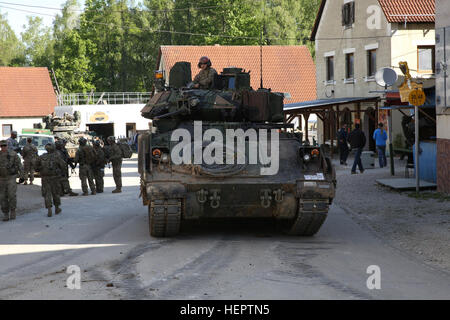 Les soldats du 5e Escadron, 7e régiment de cavalerie, 3ème Division d'infanterie sur un véhicule de combat Bradley M3 Assurer la sécurité tout en menant des opérations de bouclage et recherchez une formation au cours de l'exercice Combined Résoudre VI à l'armée américaine dans le centre de préparation interarmées multinationale Hohenfels, Allemagne, le 22 mai 2016. De l'exercice Combined Résoudre VI est conçu pour exercer l'Armée américaine à l'échelle régionale attribuée à la force pour les États-Unis de la zone de responsabilité de commandement européen avec des multinationales de formation à tous les échelons. Environ 570 participants venus de 5 pays partenaires de l'OTAN et de l'Europe participeront. L'exercice europ Banque D'Images