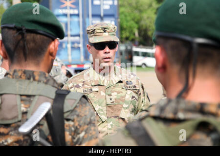 Le brigadier de l'armée américaine. Le général Gregray Bacon, avec la Garde nationale de l'Arkansas l'exercice de préparation des visites médicales, dans la région de Blanca, Guatemala, le 24 mai 2016 Groupe de travail.Red Wolf et de l'Armée mène du sud de l'aide civile humanitaire Formation pour inclure les projets de construction au niveau tactique et de préparation d'exercices de formation médicale médicale fournissant l'accès et la création d'écoles au Guatemala avec le Gouvernement guatémaltèque et les organismes non gouvernementaux à partir de 05MAR16 à 18JUN16 afin d'améliorer la préparation aux missions des Forces armées des Etats-Unis et de fournir un avantage durable pour le peuple du Guatemala. (U.S. Photo de l'armée par la CPS. Banque D'Images